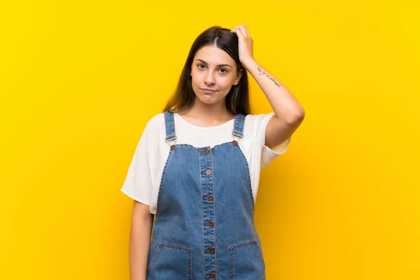 Giovane Donna Salopette Sfondo Giallo Isolato Con Espressione Frustrazione Non — Foto Stock