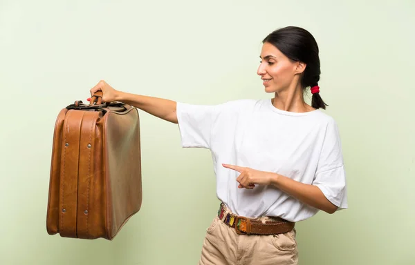 Giovane Donna Sfondo Verde Isolato Con Una Valigetta Vintage — Foto Stock