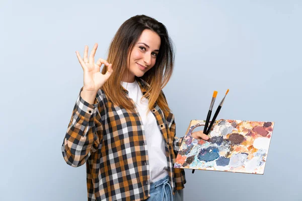 Joven Pintora Mujer Sobre Aislado Fondo Azul Mostrando Signo Con — Foto de Stock