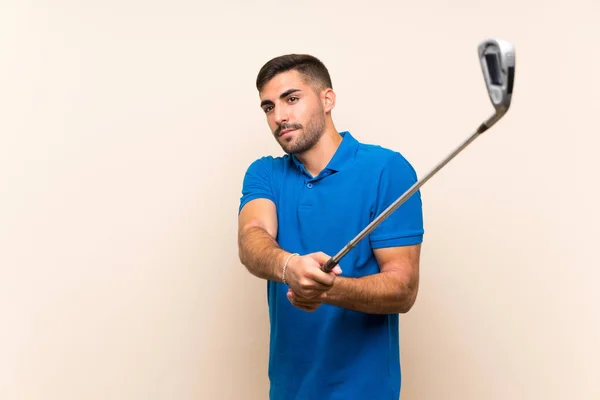 Izole arka plan üzerinde genç yakışıklı golfçü adam — Stok fotoğraf