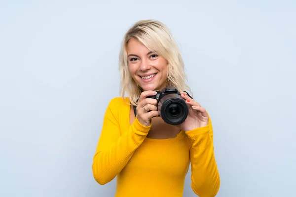 Jeune Femme Blonde Sur Fond Isolé Avec Une Caméra Professionnelle — Photo