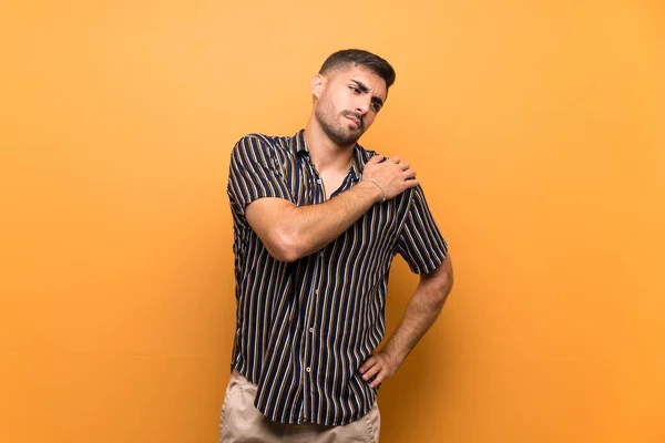 Hombre Guapo Con Barba Sobre Fondo Aislado Que Sufre Dolor — Foto de Stock