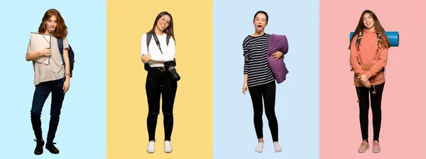 旅行の女性のセット 写真家 学生とでパジャマ面白い表情をしてカメラで舌を示す — ストック写真