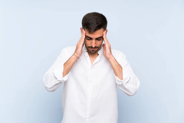 Bonito Homem Com Barba Sobre Fundo Azul Isolado Com Dor — Fotografia de Stock