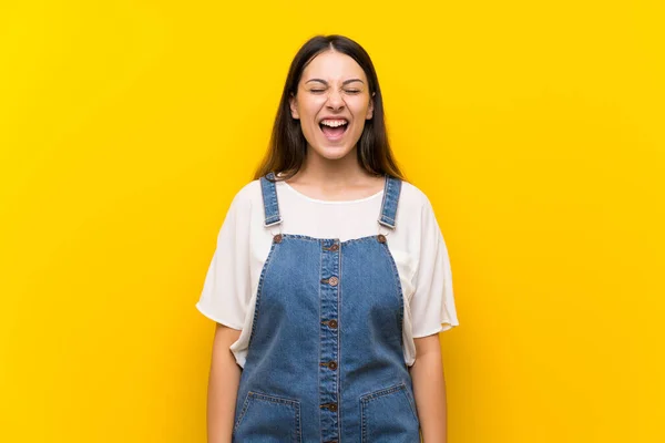 Jovem Mulher Dungarees Sobre Fundo Amarelo Isolado Gritando Para Frente — Fotografia de Stock