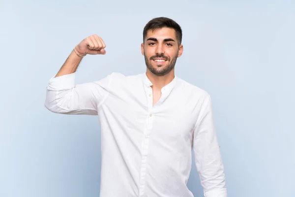 Bello Uomo Con Barba Sfondo Blu Isolato Facendo Gesto Forte — Foto Stock