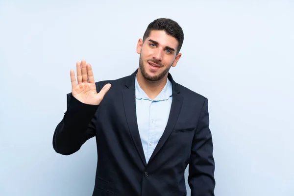 Bello Uomo Isolato Sfondo Blu Saluti Con Mano Con Espressione — Foto Stock