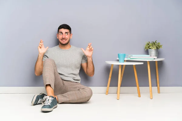 Jovem Homem Bonito Sentado Chão Com Dedos Cruzando — Fotografia de Stock