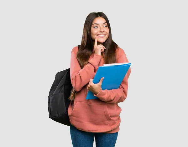 Jonge Student Vrouw Met Notebooks Denken Een Idee Terwijl Het — Stockfoto