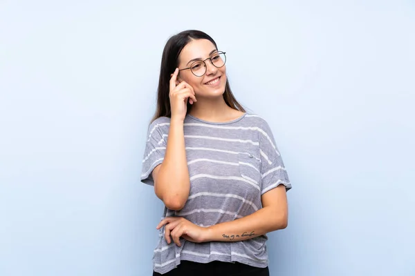 Jonge Brunette Vrouw Geïsoleerde Blauwe Achtergrond Met Bril — Stockfoto