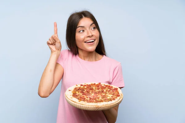 Jolie Jeune Fille Tenant Une Pizza Sur Mur Bleu Isolé — Photo