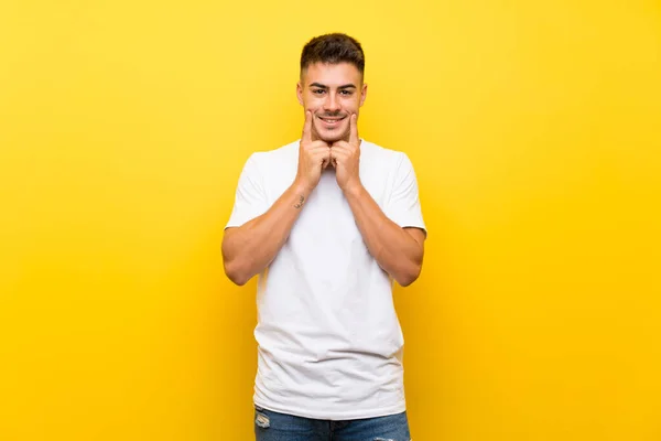 Junger Gutaussehender Mann Auf Gelbem Hintergrund Der Mit Einem Fröhlichen — Stockfoto