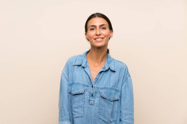 Arka planda kalan genç bir kadın gülüyor.