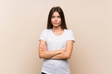 Tecrit edilmiş güzel bir genç kız üzgün.