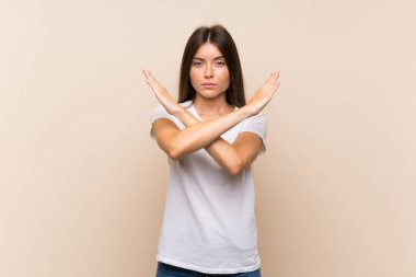 Tecrit edilmiş güzel bir genç kız, jest yapmıyor.