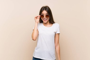 Gözlüklü ve mutlu, izole bir geçmişi olan güzel bir genç kız.