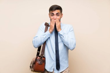 Sürpriz yüz ifadesi ile izole arka plan üzerinde sakallı genç iş