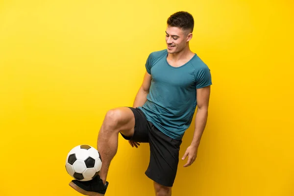 Knappe jonge football speler man over geïsoleerde gele backgrou — Stockfoto