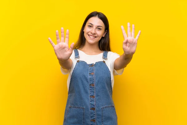 Jonge Vrouw Dungarees Geïsoleerde Gele Achtergrond Tellen Negen Met Vingers — Stockfoto