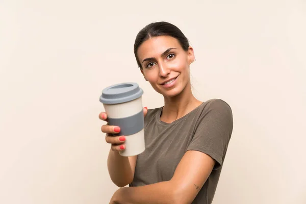 Mladá žena, která si odbere kávu — Stock fotografie