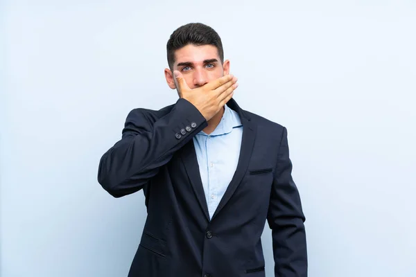 Schöner Mann Über Isoliertem Blauem Hintergrund Der Mund Mit Händen — Stockfoto
