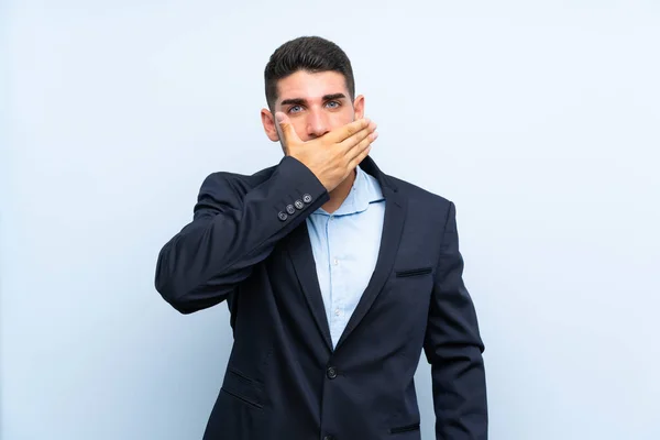 Hombre Guapo Sobre Fondo Azul Aislado Cubriendo Boca Con Las — Foto de Stock