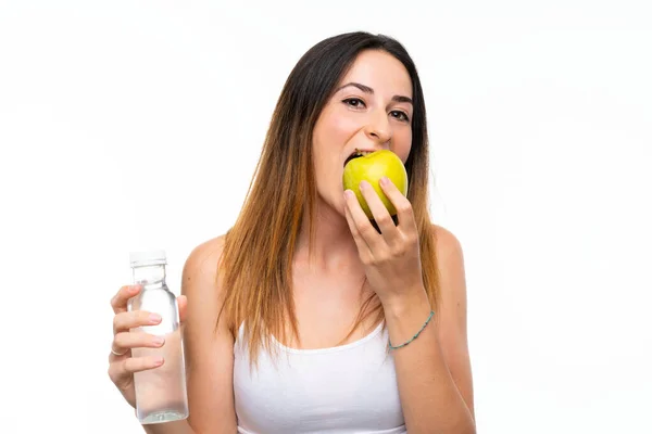 Jeune femme avec une pomme sur fond blanc isolé — Photo