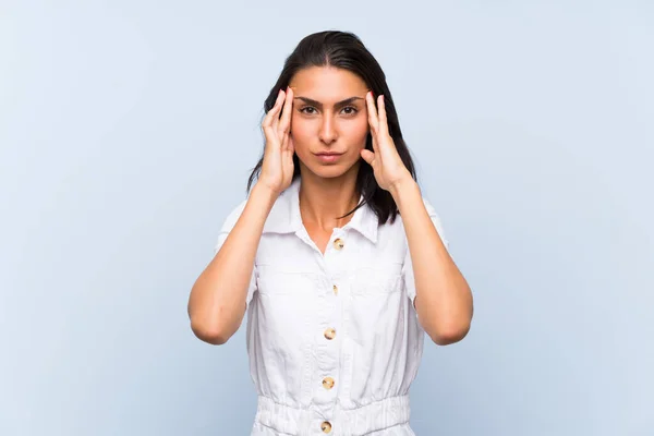 Giovane Donna Sfondo Blu Isolato Infelice Frustrato Con Qualcosa Espressione — Foto Stock