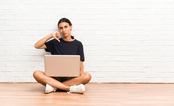 Νεαρή Γυναίκα Ένα Φορητό Υπολογιστή Κάθεται Στο Πάτωμα Δείχνοντας Αντίχειρας — Φωτογραφία Αρχείου