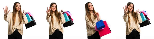 Conjunto de menina com sacos de compras sobre fundo branco isolado — Fotografia de Stock