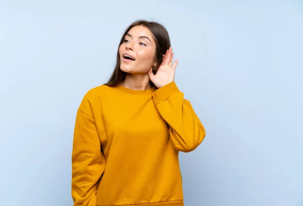 Caucasienne Jeune Femme Sur Isolé Mur Bleu Écoute Quelque Chose — Photo