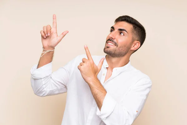 Hombre Guapo Con Barba Sobre Fondo Aislado Señalando Con Dedo — Foto de Stock