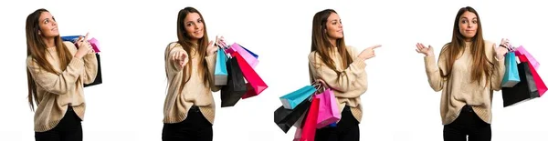 Conjunto de menina com sacos de compras sobre fundo branco isolado — Fotografia de Stock
