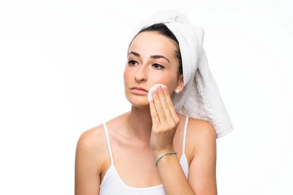 Young woman removing makeup from her face with cotton pad — Stock Photo, Image