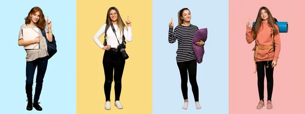 Conjunto Mujer Viajera Fotógrafa Estudiante Pijama Mostrando Levantando Dedo Señal —  Fotos de Stock
