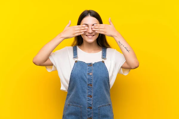 Giovane Donna Salopette Sfondo Giallo Isolato Che Copre Gli Occhi — Foto Stock