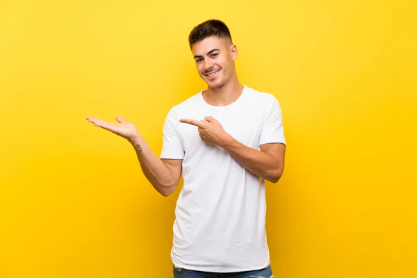 Junger Gutaussehender Mann Über Isoliertem Gelben Hintergrund Der Imaginäre Kopierräume — Stockfoto