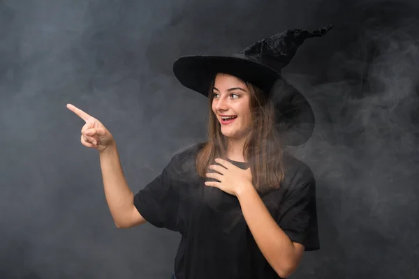 Cadılar Bayramı Partileri Için Cadı Kostümlü Bir Kız Izole Edilmiş — Stok fotoğraf