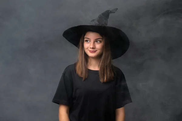 Chica Con Traje Bruja Para Fiestas Halloween Sobre Fondo Oscuro —  Fotos de Stock