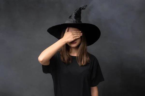 Chica Con Traje Bruja Para Fiestas Halloween Sobre Fondo Oscuro —  Fotos de Stock