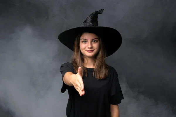 Lány Boszorkány Jelmez Halloween Partik Elszigetelt Sötét Háttér Kézfogás Után — Stock Fotó