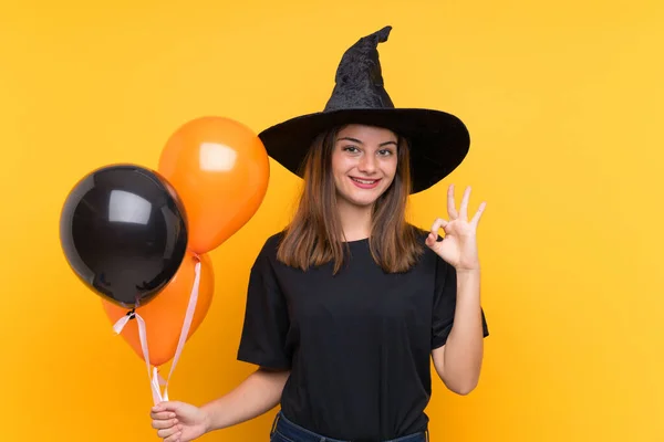Joven Bruja Sosteniendo Globos Aire Negro Naranja Para Fiestas Halloween —  Fotos de Stock