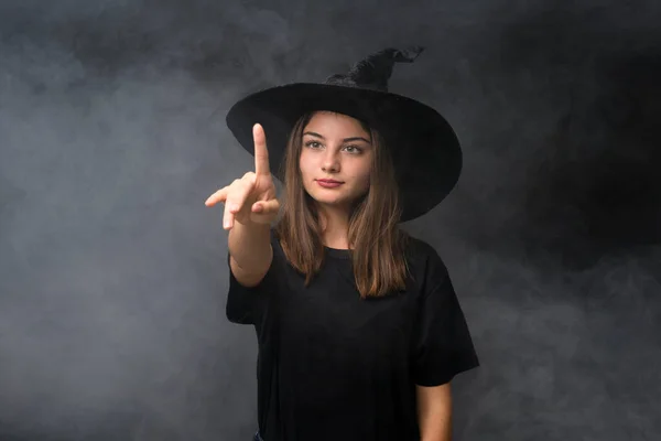Chica Con Traje Bruja Para Fiestas Halloween Sobre Fondo Oscuro —  Fotos de Stock