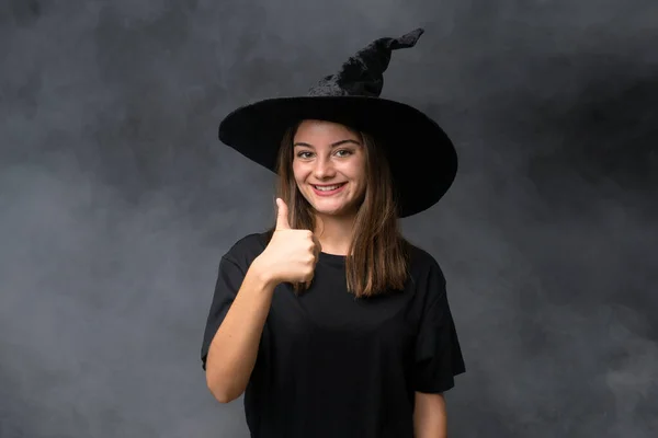 Menina Com Traje Bruxa Para Festas Halloween Sobre Fundo Escuro — Fotografia de Stock