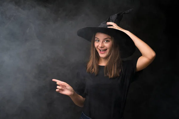 Mädchen Mit Hexenkostüm Für Halloween Partys Vor Isoliertem Dunklen Hintergrund — Stockfoto