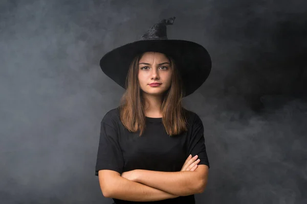 Chica Con Traje Bruja Para Fiestas Halloween Sobre Fondo Oscuro —  Fotos de Stock