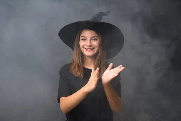 Chica Con Disfraz Bruja Para Fiestas Halloween Sobre Fondo Oscuro —  Fotos de Stock