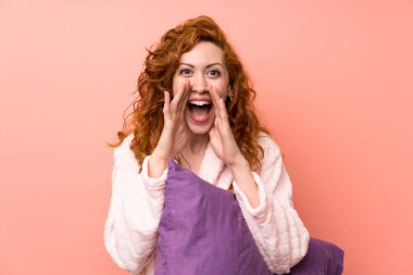 Gown redhead kadın ağzı tamamen açık bağırarak