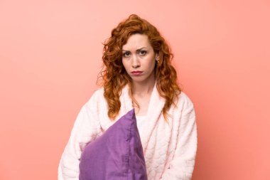 Elbise giymiş kızıl saçlı kadın üzgün