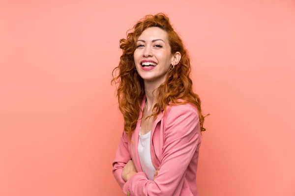 Redhead Žena Skafandru Nad Izolovanou Růžovou Stěnou Smíchem — Stock fotografie